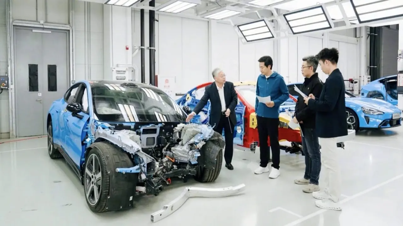 الرئيس التنفيذي لي جون يبث مباشرة عملية تفكيك السيارة لاستعراض جودة المواد.